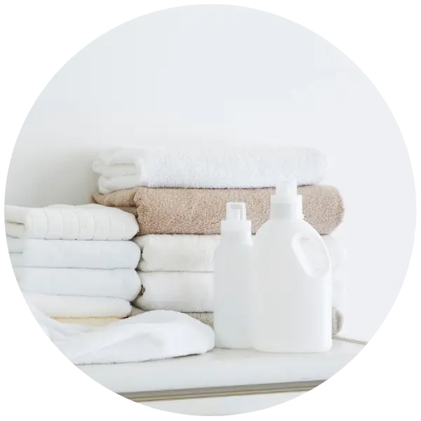 zdjęcie produktów i czystych tekstyliów symbolizujące dezynfekcję i czystość